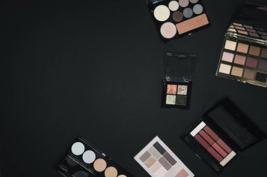 Siyah arkaplanda makyaj için birçok profesyonel kozmetik 