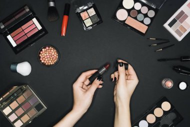 Siyah arkaplanda makyaj için birçok profesyonel kozmetik 