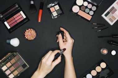 Siyah arkaplanda makyaj için birçok profesyonel kozmetik 