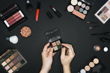 Siyah arkaplanda makyaj için birçok profesyonel kozmetik 