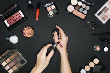 Siyah arkaplanda makyaj için birçok profesyonel kozmetik 