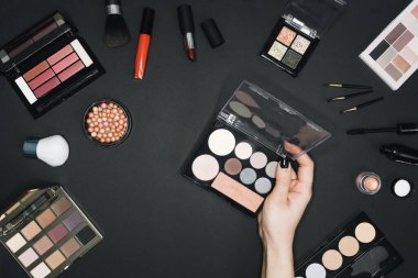 Siyah arkaplanda makyaj için birçok profesyonel kozmetik 