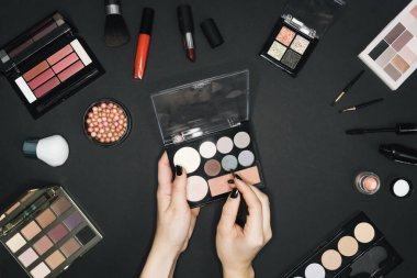 Profesyonel makyöz. Kozmetik, makyaj ve kozmetik ürünleri.