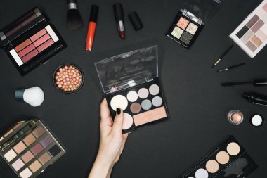 Siyah arkaplanda makyaj için birçok profesyonel kozmetik 