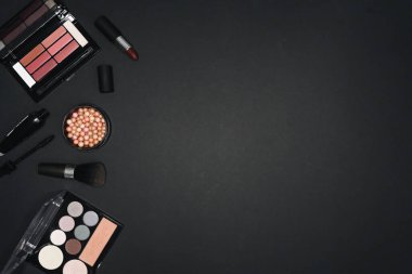 Siyah arkaplanda makyaj için birçok profesyonel kozmetik 