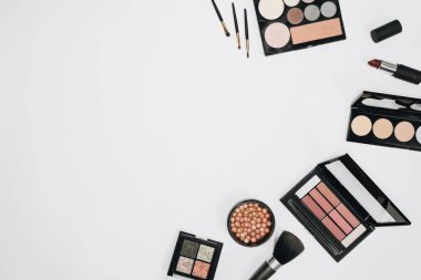 Profesyonel makyöz. Kozmetik, makyaj ve kozmetik ürünleri.