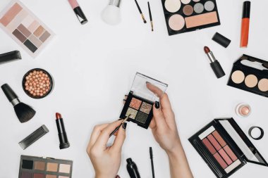 Profesyonel makyöz. Kozmetik, makyaj ve kozmetik ürünleri.