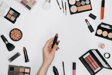 Profesyonel makyöz. Kozmetik, makyaj ve kozmetik ürünleri.
