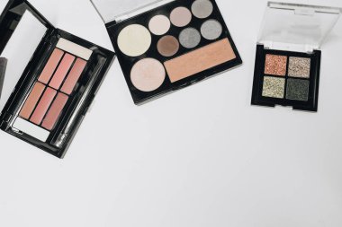 Profesyonel makyöz. Kozmetik, makyaj ve kozmetik ürünleri.