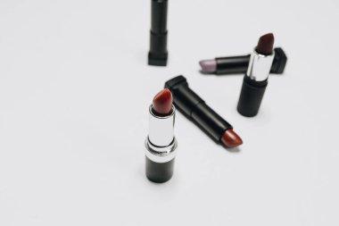 Ahşap arka plan üzerinde farklı renkteki Rujlar