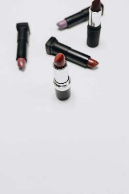 Ahşap arka plan üzerinde farklı renkteki Rujlar