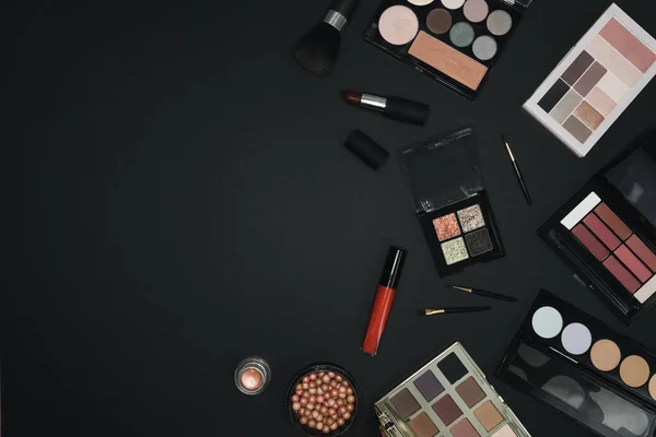 Muchos Cosméticos Profesionales Para Maquillaje Sobre Fondo Negro — Foto de Stock