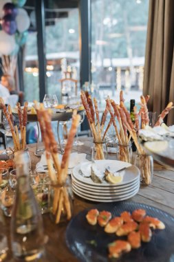 Farklı yemeklerde aperatiflerle hazırlanmış bir masa.