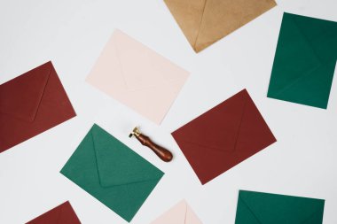 Beyaz arkaplanda parlak zarflar