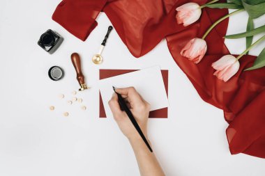 beyaz arkaplanda düz çiçek yatağı ve boş kartlar