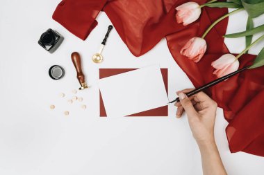 beyaz arkaplanda düz çiçek yatağı ve boş kartlar