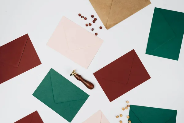 Envelopes Brilhantes Fundo Branco — Fotografia de Stock