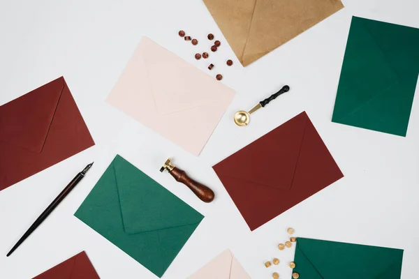 Envelopes Brilhantes Fundo Branco — Fotografia de Stock