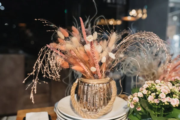 Bellissimo Bouquet Sposa Sul Tavolo — Foto Stock