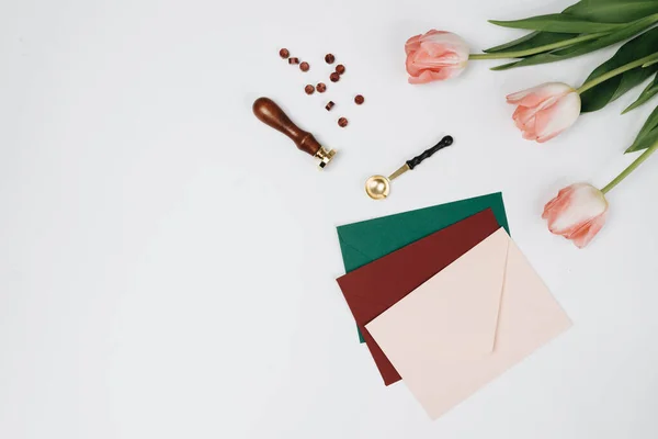 Amplop Hadiah Dan Tulip Pada Latar Belakang Putih — Stok Foto