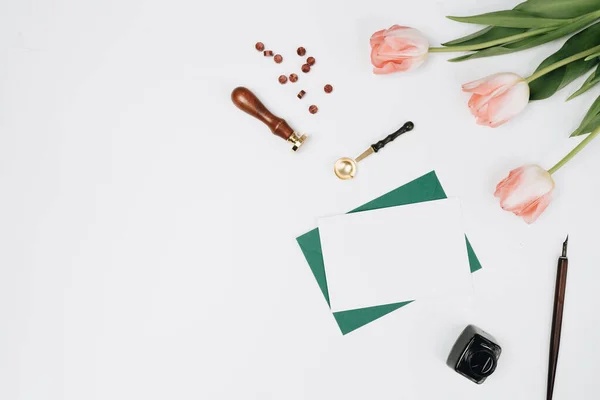 Envelopes Presentes Tulipas Sobre Fundo Branco — Fotografia de Stock