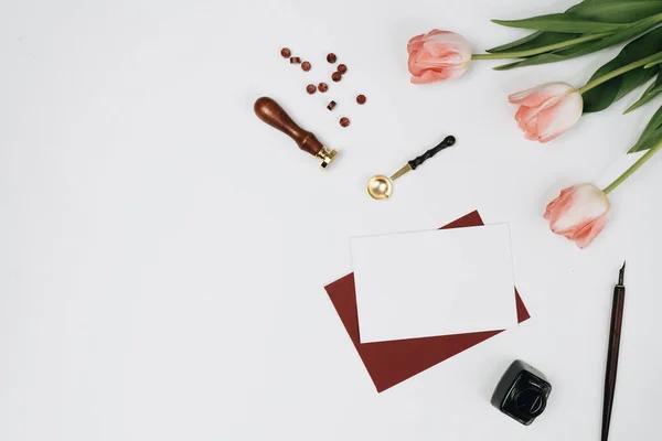 Envelopes Presentes Tulipas Sobre Fundo Branco — Fotografia de Stock