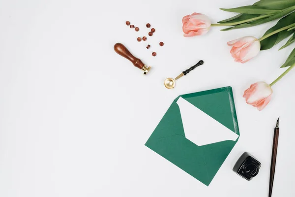 Envelopes Presentes Tulipas Sobre Fundo Branco — Fotografia de Stock