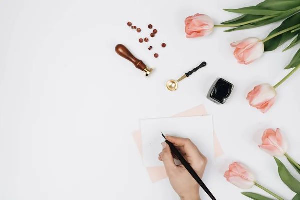 Envelopes Presentes Tulipas Sobre Fundo Branco — Fotografia de Stock