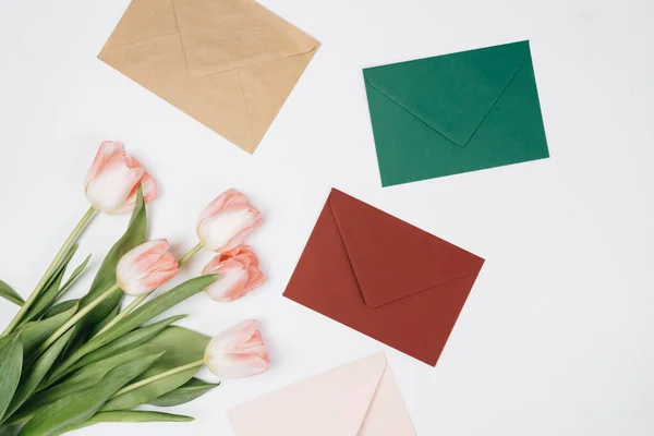 Tulipas Envelope Rosa Com Buquê Flores Fundo Branco — Fotografia de Stock