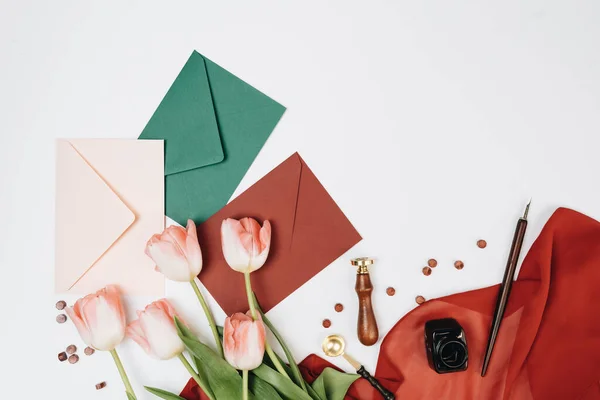 Amplop Hadiah Dan Tulip Pada Latar Belakang Putih — Stok Foto