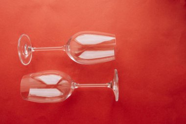 Kırmızı arkaplanda bir çift temiz şarap kadehi