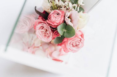 Pembe ve beyaz çiçekli güzel bahar buketi