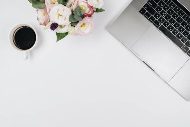 Dizüstü bilgisayarı, klavyesi, defteri ve günlüğü olan ofis çalışma alanının üst görünümü