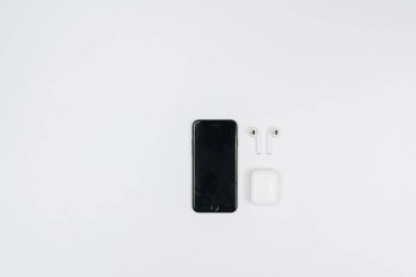 müzik dinlemek, kurslar ya da kulaklıkla film izlemek. Evde kalmak.