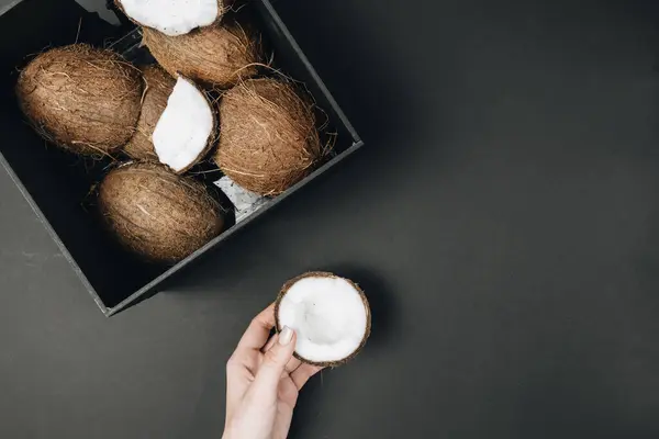 Mano Femenina Tomando Cocos Fondo Frutas Tropicales —  Fotos de Stock