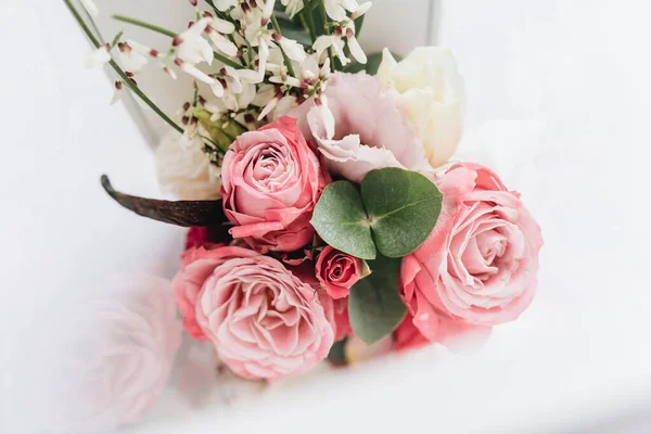 Vacker Vårbukett Med Rosa Och Vita Mjuka Blommor — Stockfoto