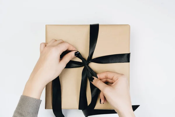 Vista Parziale Della Donna Legatura Nastro Sulla Scatola Regalo Isolato — Foto Stock