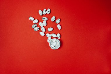 Mutlu Paskalyalar. Tatil için hazırlık. Kırmızı arka planda bıldırcın yumurtalarının bileşimi