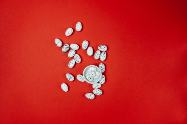 Mutlu Paskalyalar. Tatil için hazırlık. Kırmızı arka planda bıldırcın yumurtalarının bileşimi