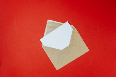 harf ve zarf kırmızı arkaplanda