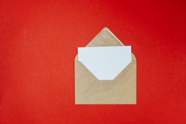 harf ve zarf kırmızı arkaplanda