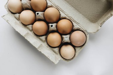 beyaz arka plan üzerinde karton paket te tavuk yumurtası