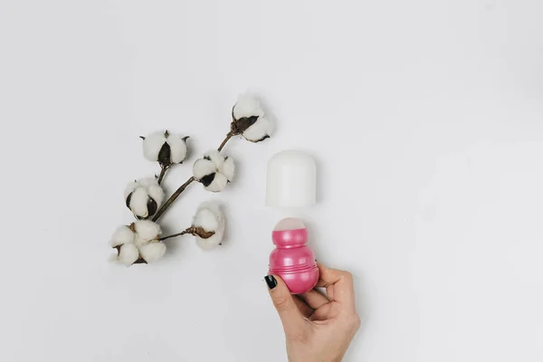 Mano Femenina Sosteniendo Desodorante Rosa Sobre Fondo Blanco Axilas Cuidado — Foto de Stock