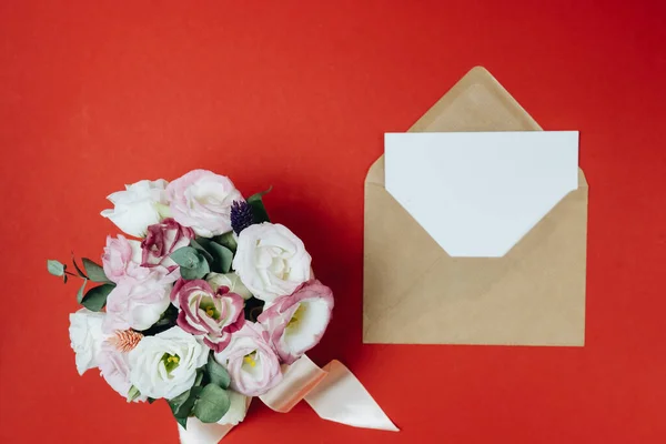 Cartão Branco Flores Envelope Fundo Vermelho — Fotografia de Stock