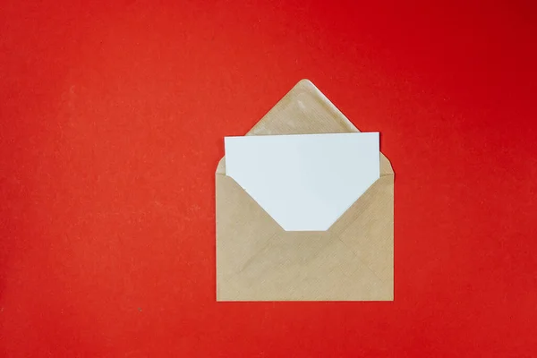 Carta Envelope Fundo Vermelho — Fotografia de Stock