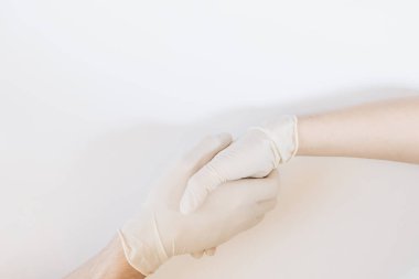 Virüslere karşı korunmak için tek bir mavi maske, beyaz arka planda, covid-19, taç virüsü, el koruması 