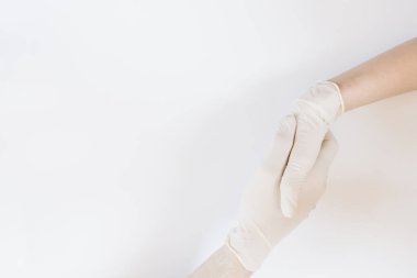 Virüslere karşı korunmak için tek bir mavi maske, beyaz arka planda, covid-19, taç virüsü, el koruması 