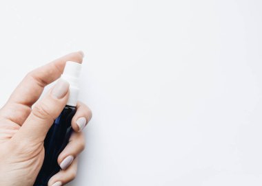 El dezenfeksiyonu. Virüs salgınını önlemek için avuç içine dezenfeksiyon jeli sürüyorum. Grip ve koronavirüsün önlenmesi. Ellerini düzgün bir şekilde temizleyip dezenfekte etmek..