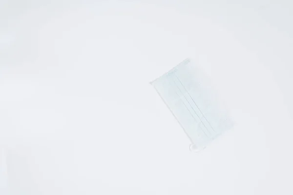 Единая Синяя Маска Защиты Вирусов Белом Фоне Ковид Коронный Вирус — стоковое фото
