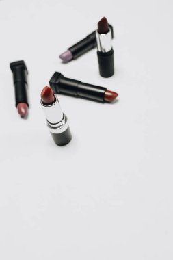 Beyaz arkaplanda farklı renkte ruj